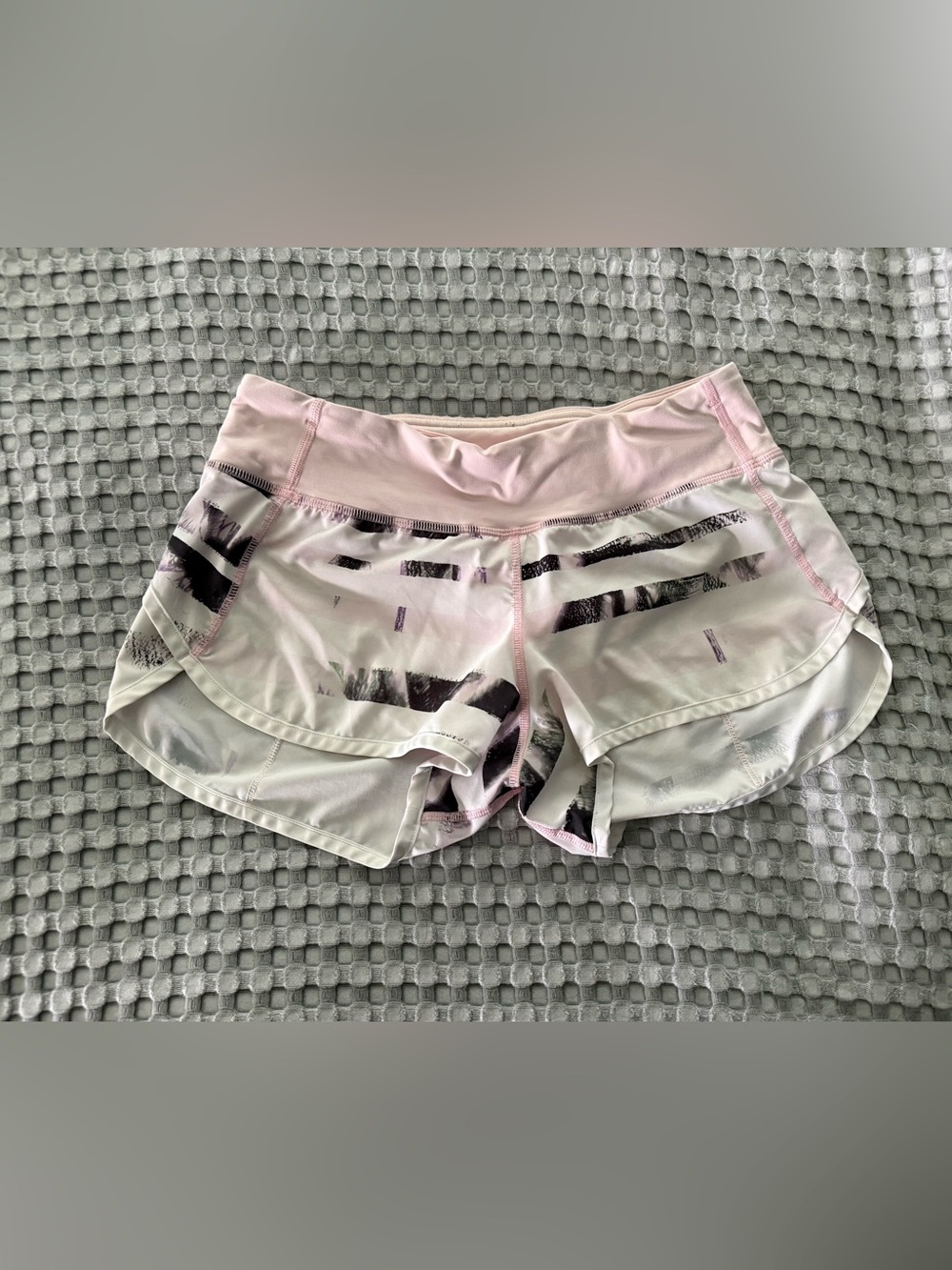 LuLuLemon Speed Up 2.5” low rise short size 4 Sunset Blush Quartz Multi